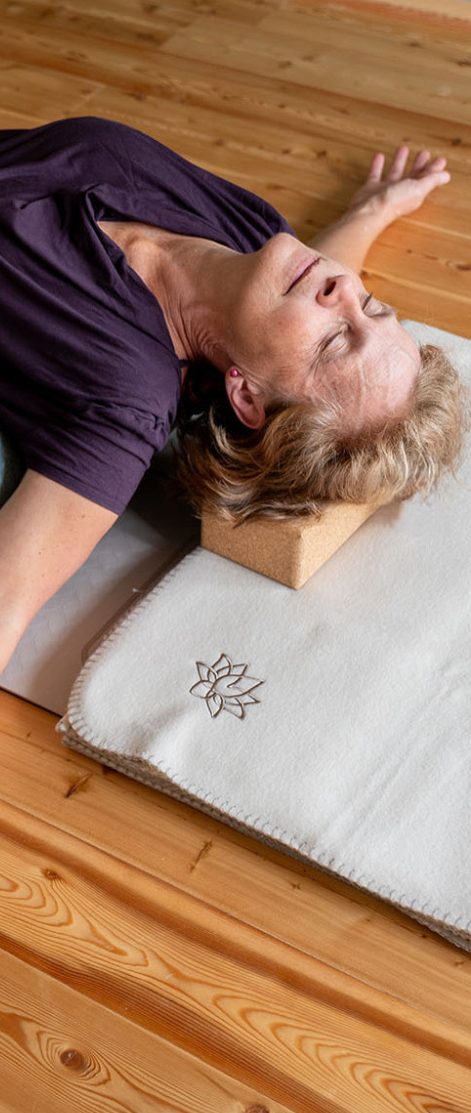Yoga Frau im halben Drehsitz, Yoga