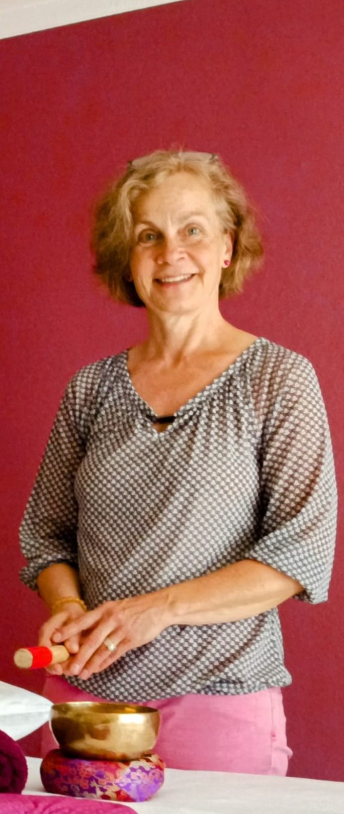 Yoga Frau im halben Drehsitz, Yoga